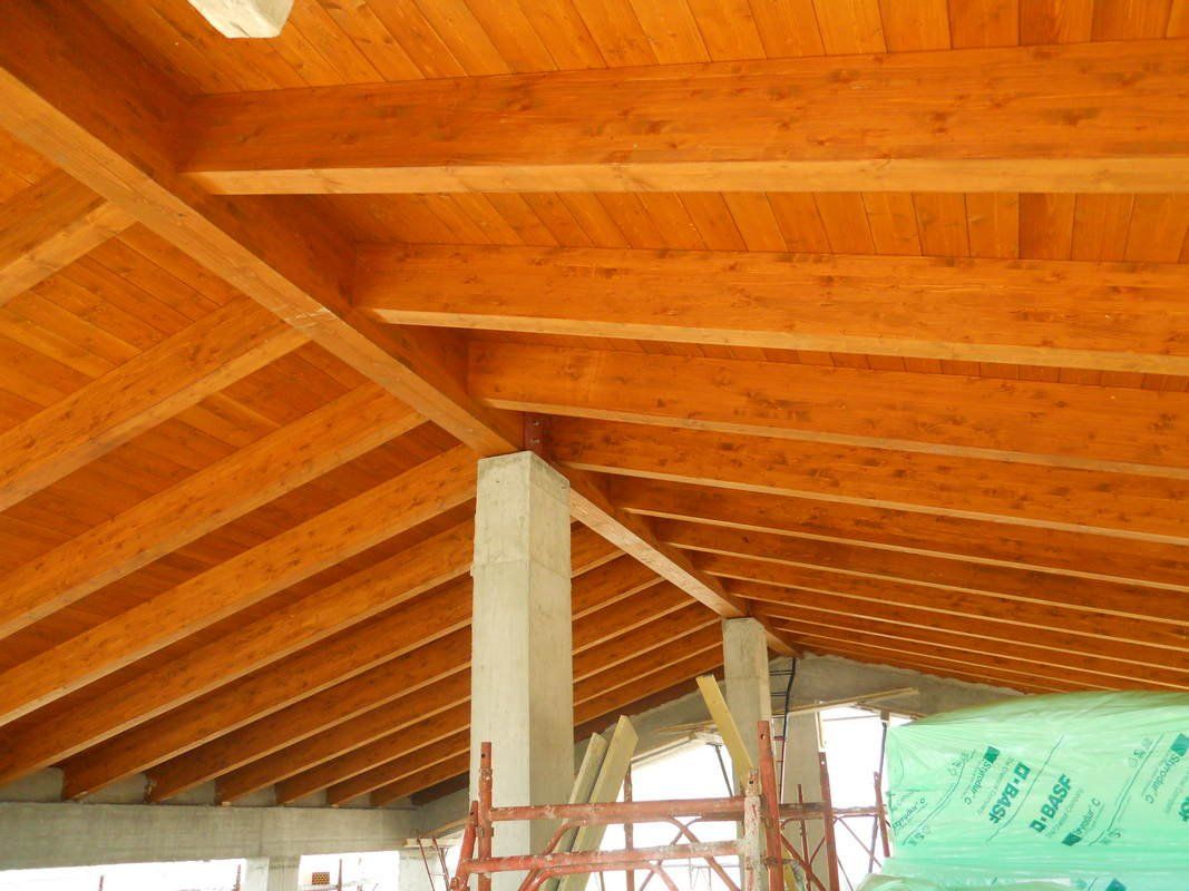 Un edificio in costruzione con tetto in legno