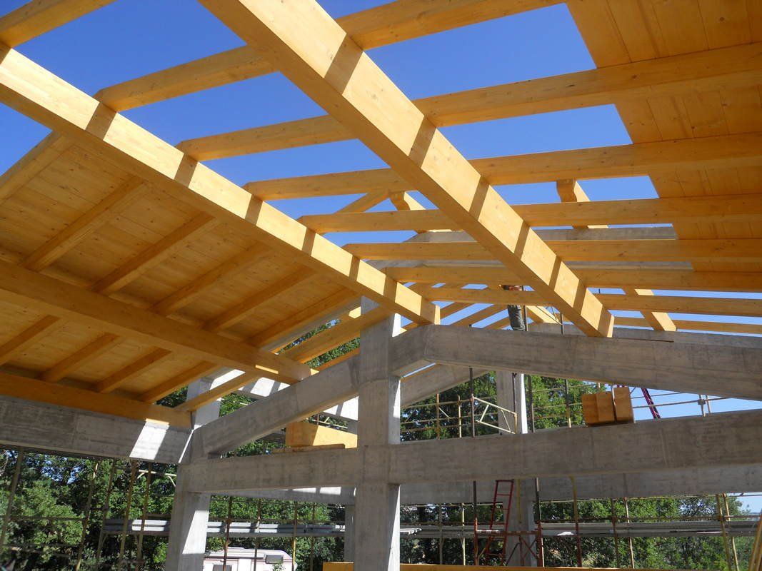 Una struttura in legno con un cielo azzurro sullo sfondo