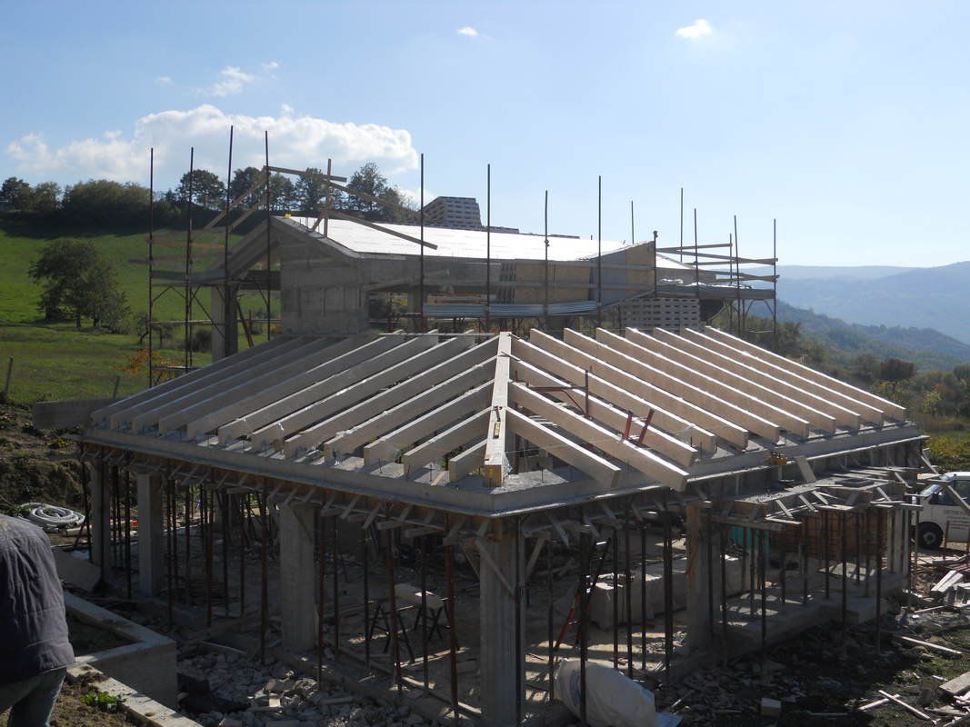 Un edificio in costruzione con un tetto fatto di travi di legno