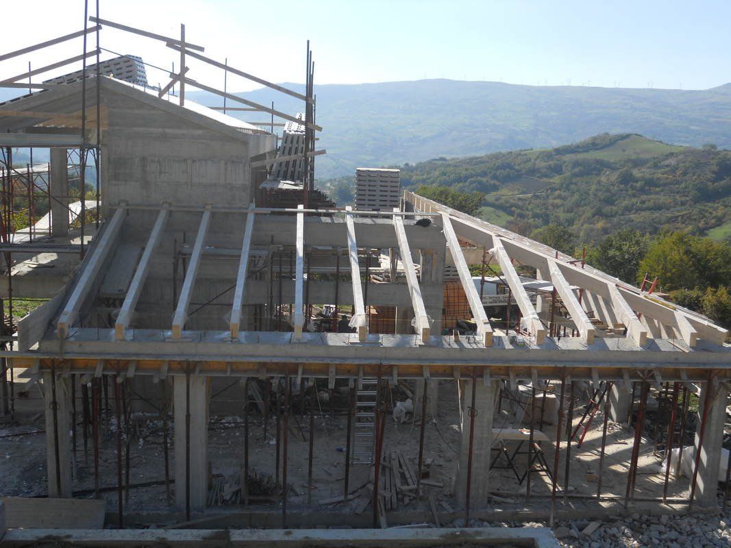 Un edificio in costruzione con vista sulle montagne sullo sfondo