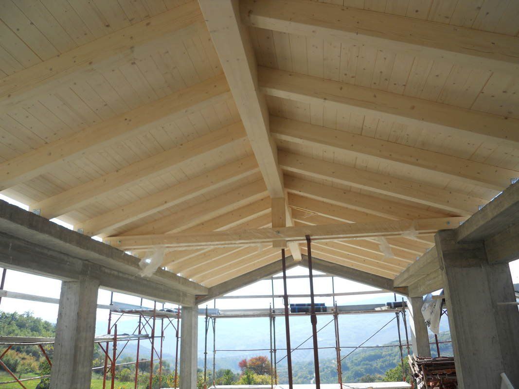 Il soffitto di un edificio in costruzione è in legno.