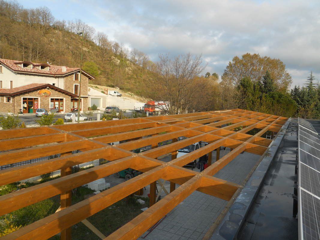 Una struttura in legno viene costruita sulla sommità di un edificio.
