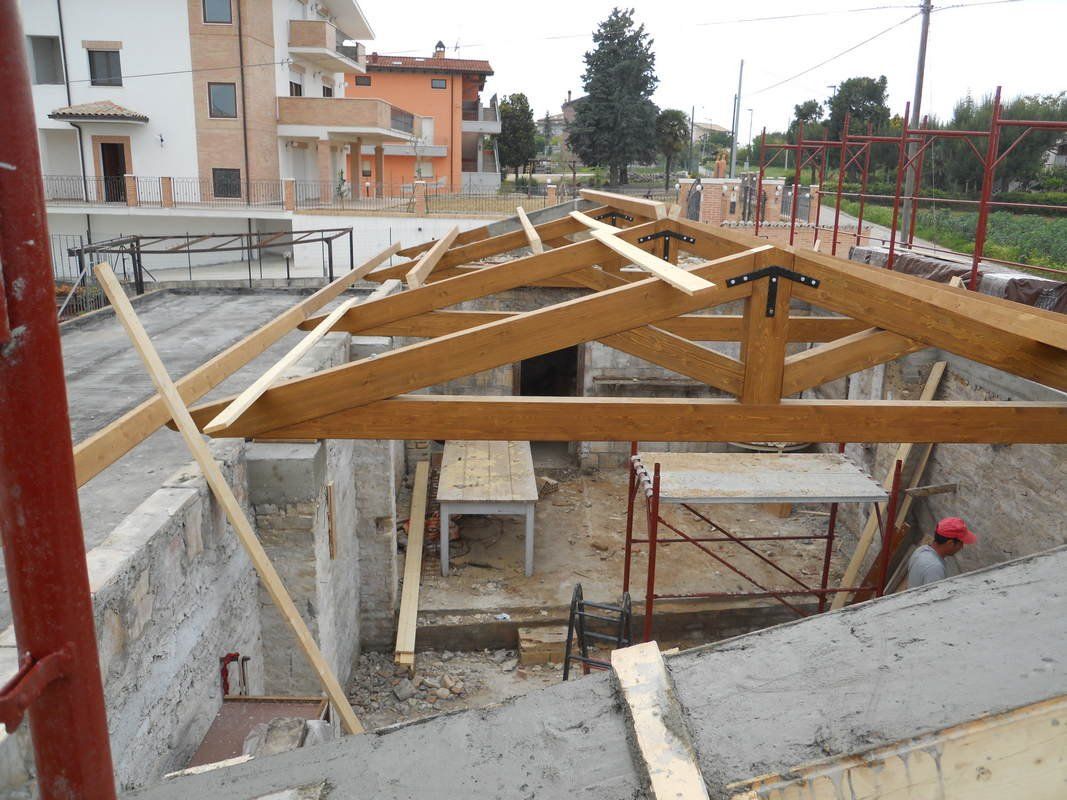Una struttura in legno viene costruita in un cantiere edile