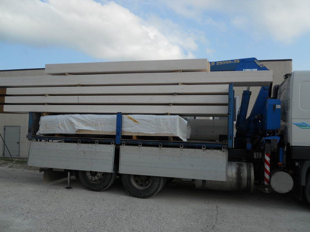 Un camion con una gru sul retro