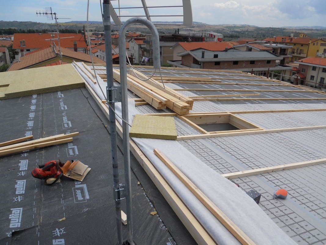 Un tetto che viene costruito con molto legno sopra