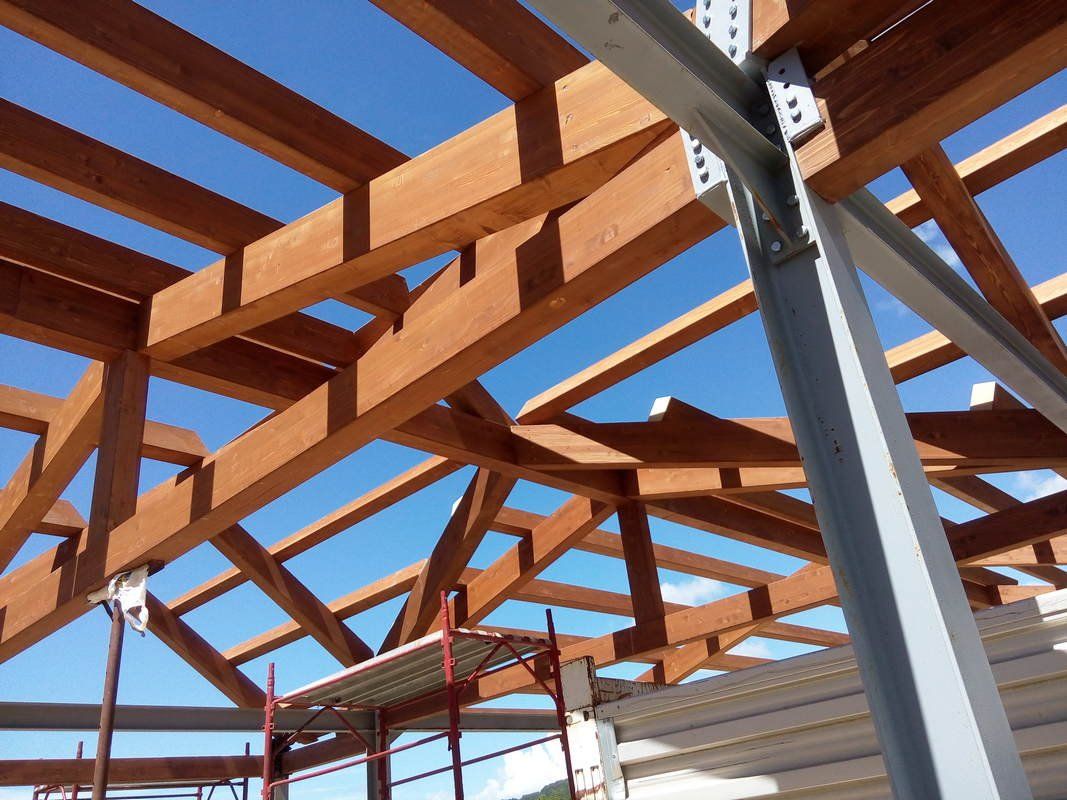 Una struttura in legno con un cielo azzurro sullo sfondo