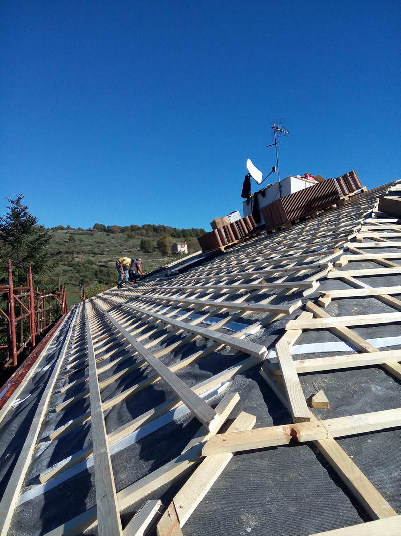 Si sta costruendo un tetto con molte travi di legno.