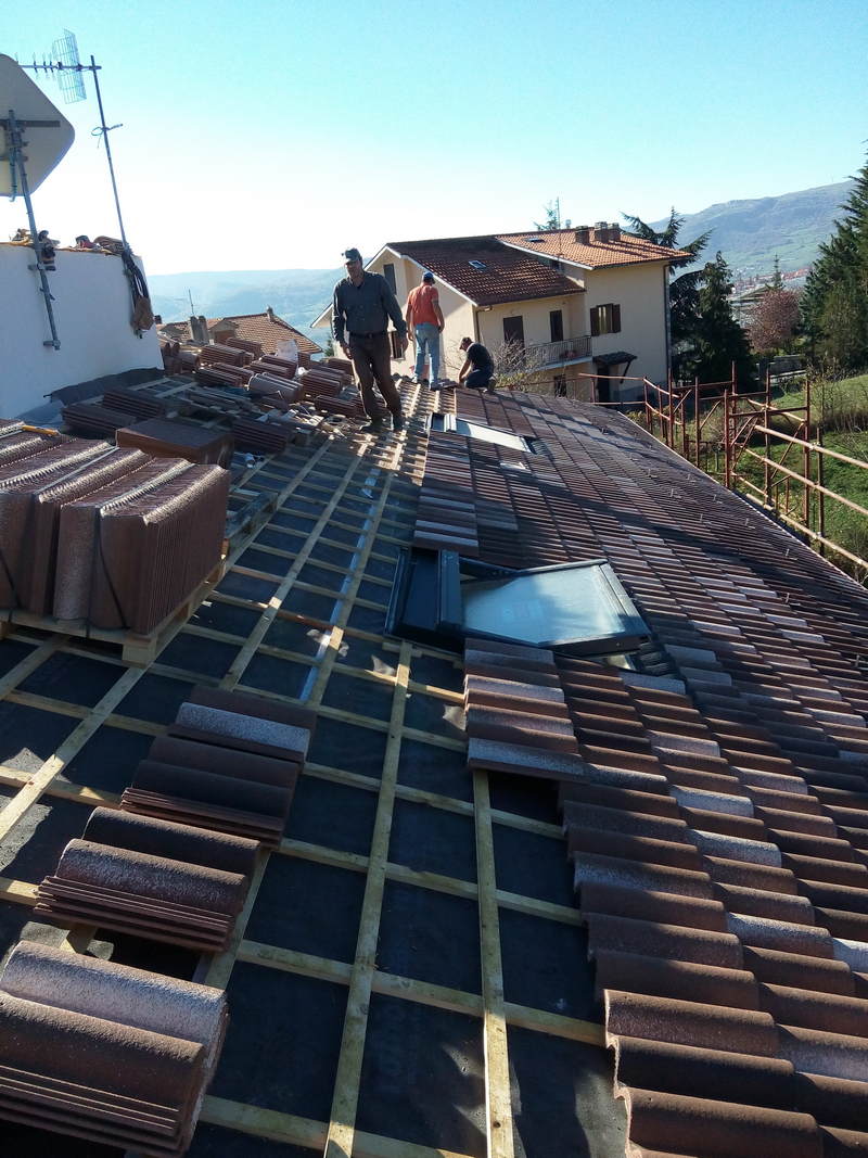 Un gruppo di persone è in piedi in cima a un tetto.