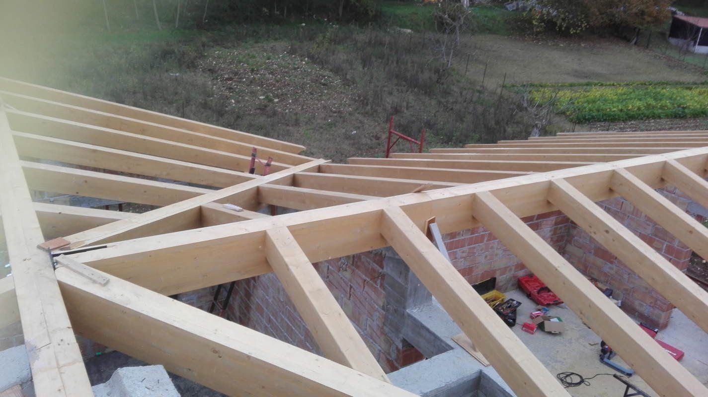 Una struttura in legno viene costruita sopra un edificio in mattoni.