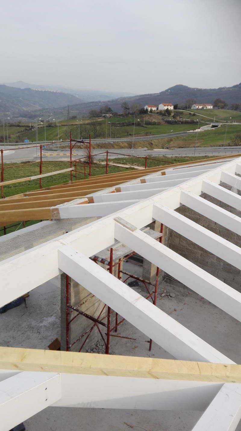 Il tetto di un edificio viene costruito con travi di legno.