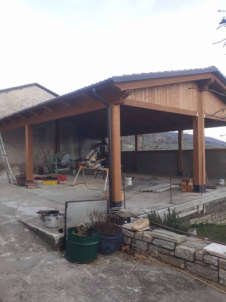 Nel cortile di una casa viene costruito un padiglione in legno.