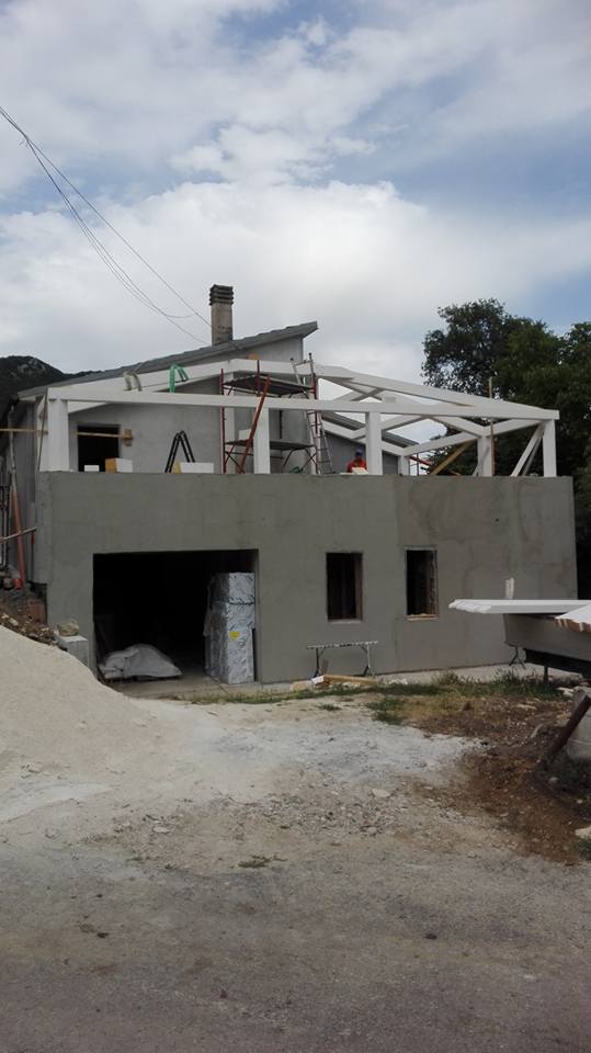 Si sta costruendo una casa con un garage sottostante.