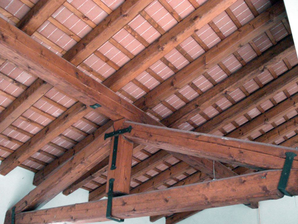 Un tetto con travi di legno e tegole