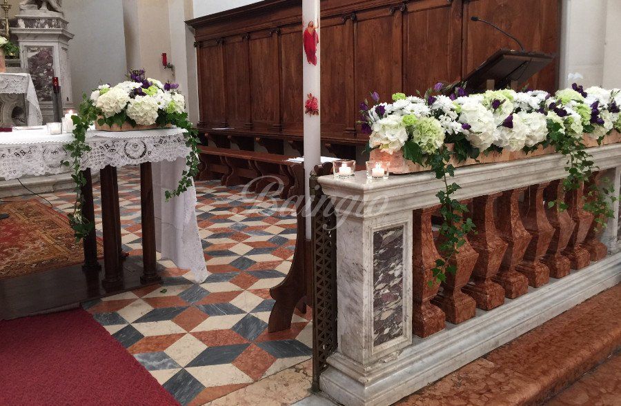 Chiesa decorata con fiori