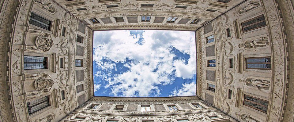 chiostro interno di un'edificio storico