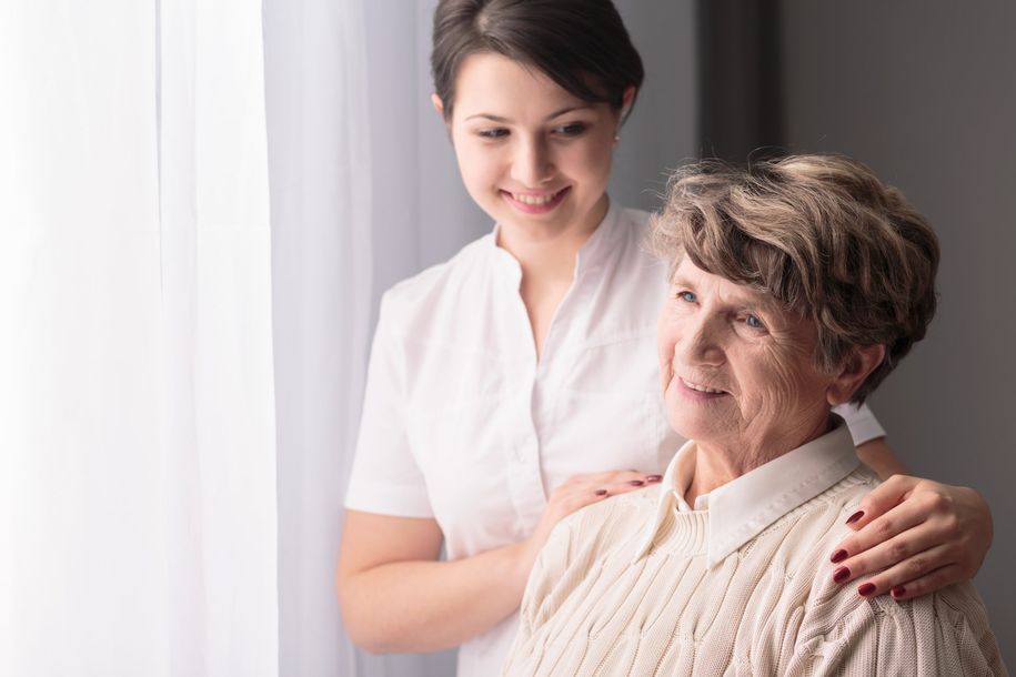 Anziana signora sotto effetto di una terapia farmacologica