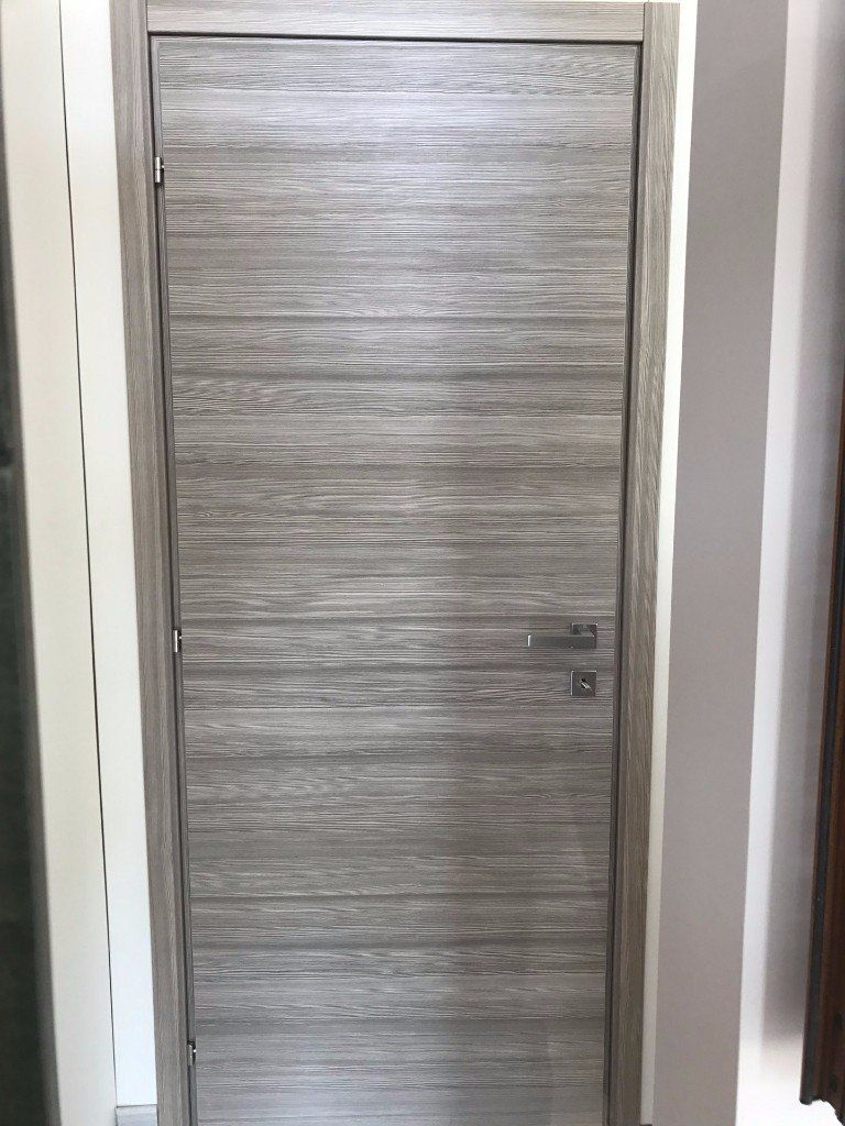 porta da interni grigia