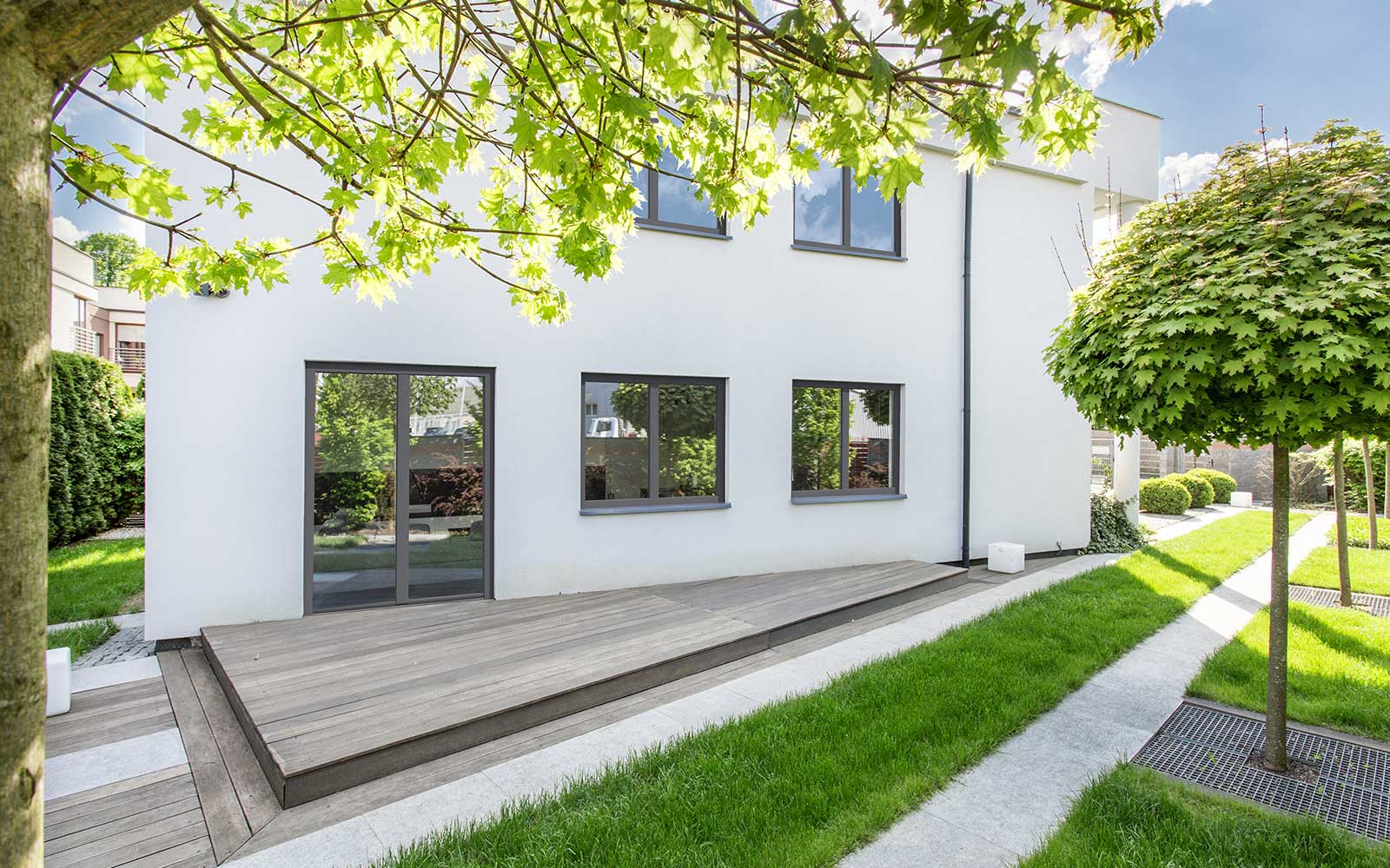 un condominio moderno con vista delle finestre