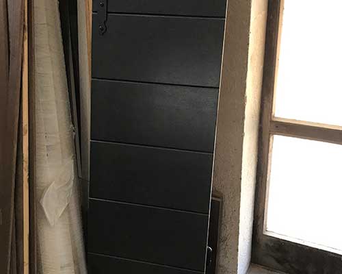 tavole di legno con rivetto di metallo