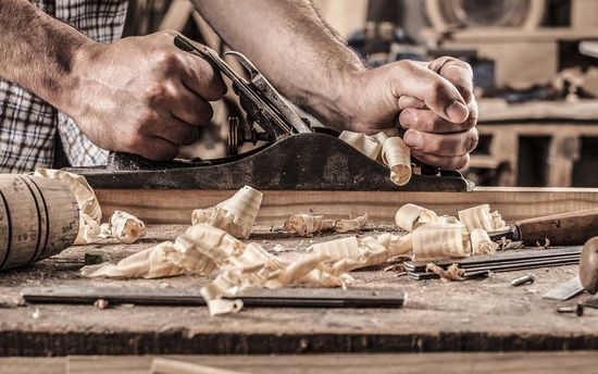 artigiano che lavora il legno