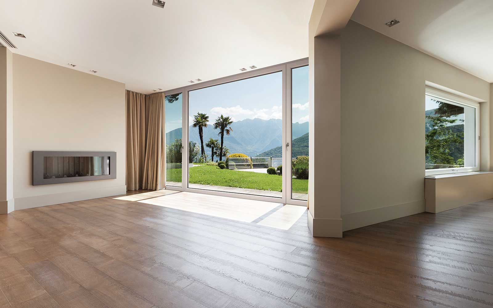 un'ampia sala con pavimento in legno