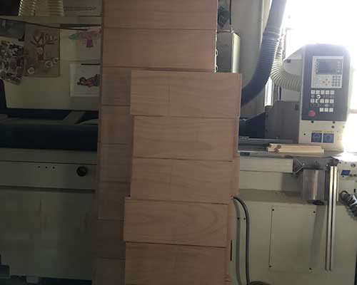 Tavole di legno al taglio