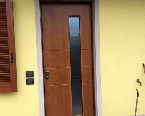 Porta di legno con vetro e serratura di sicurezza