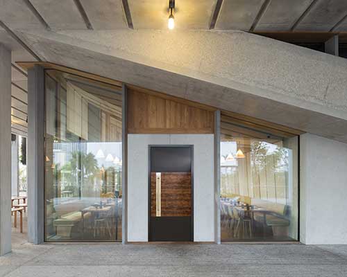 infissi in vetro con porta in legno incorniciata