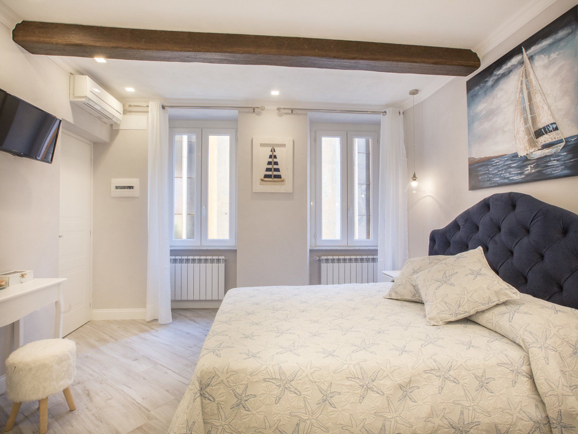 Tragagia bedroom