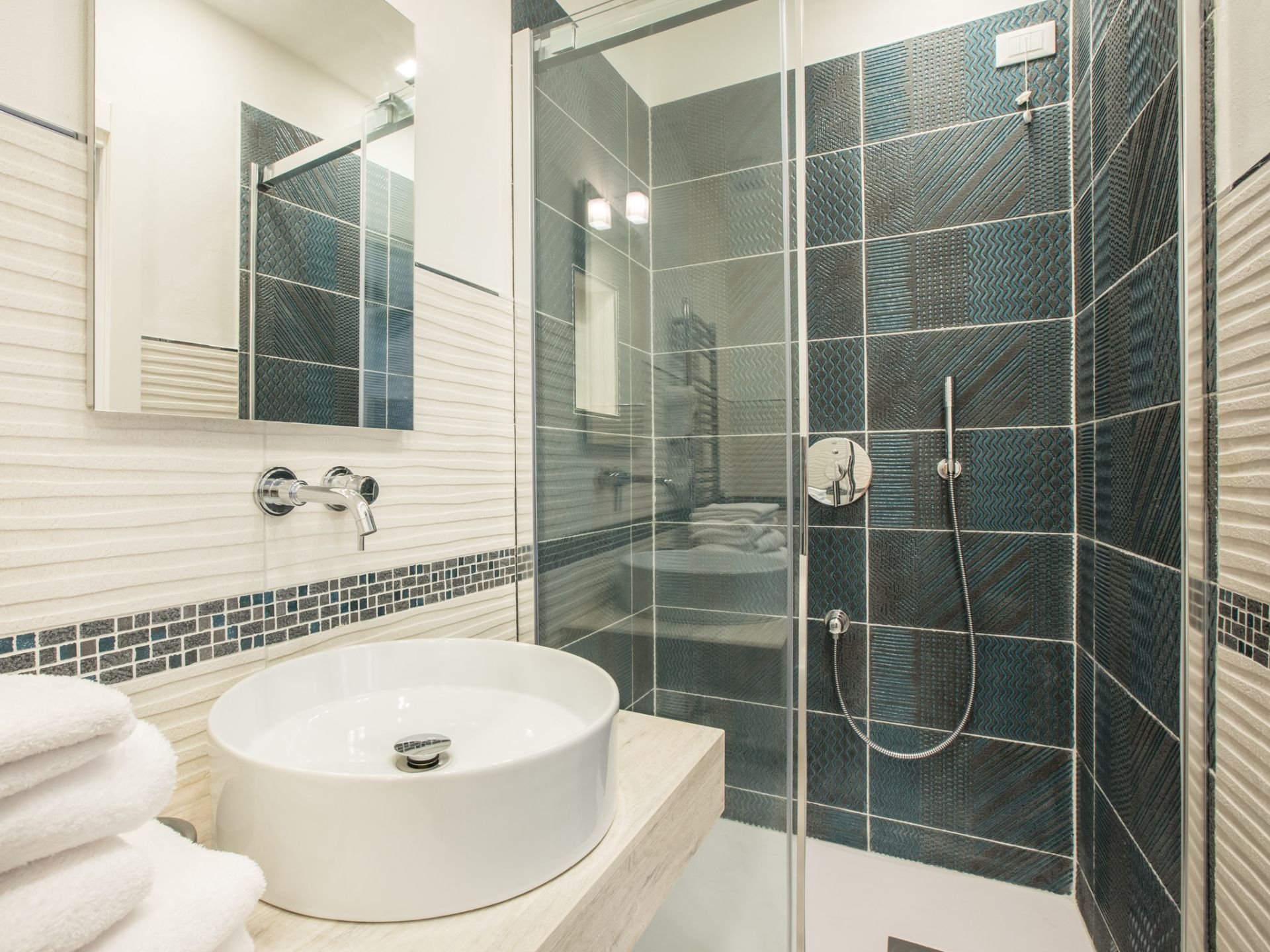 Tragagia bathroom 2