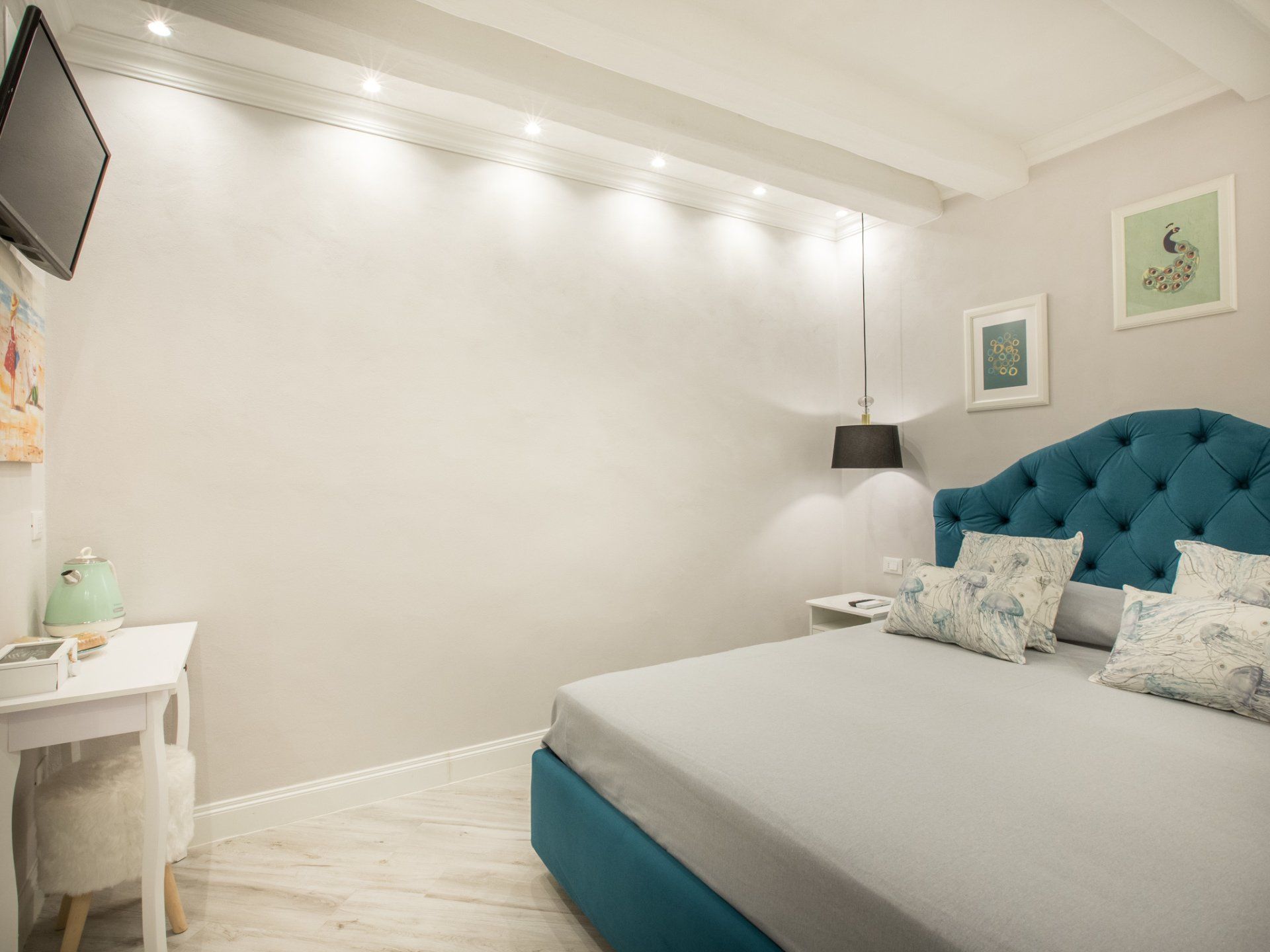 Corone bedroom