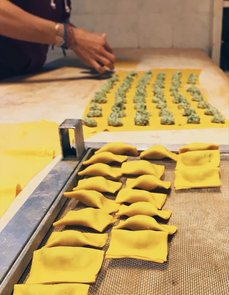tavola con tortellini e prodotti tipici
