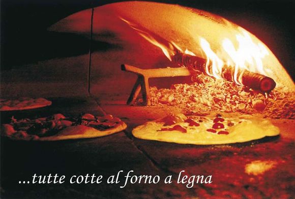 pizze in cottura nel forno a legna