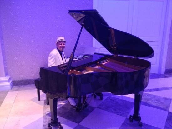 piano player