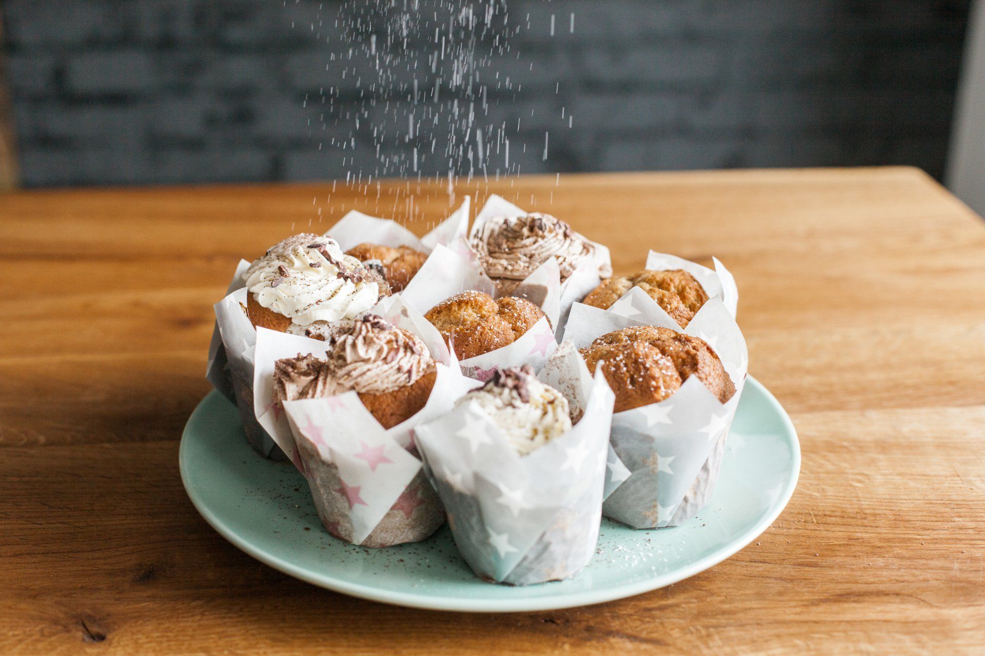 Cupcakes auf den Puderzucker gestreut wird