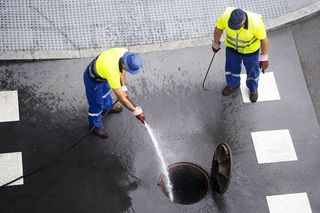 Lavaggio tombino e pozzetto con acqua