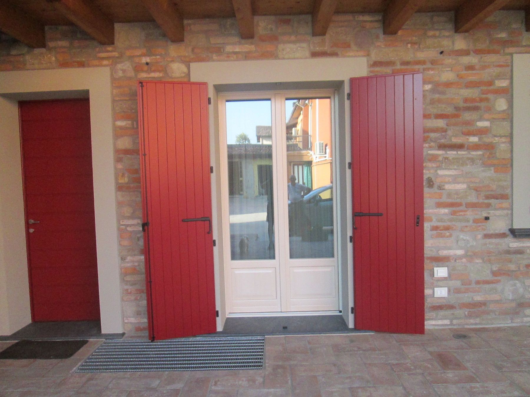 balcone con scuri