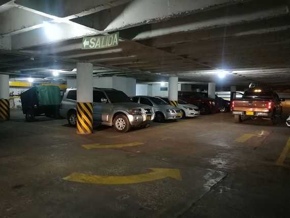 Préstamos Sobre Vehículo parqueadero con carros