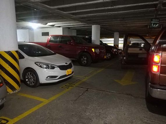 Préstamos Sobre Vehículo parqueadero con autos
