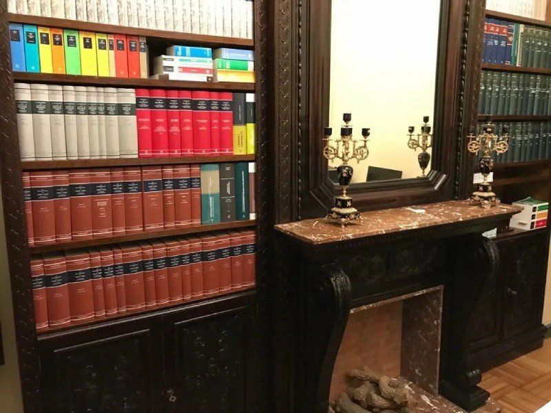 Ufficio con scaffali studio legale a Milano