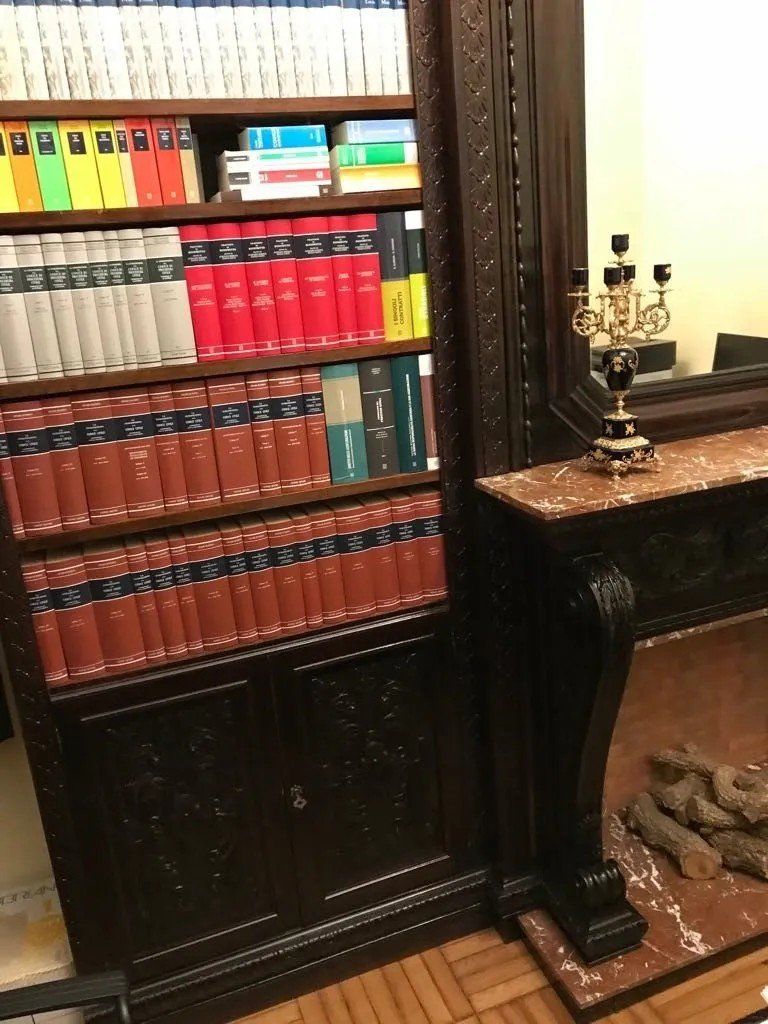 Codici su scaffali studio legale a Milano