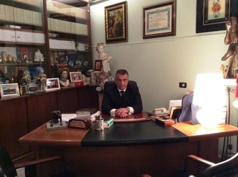 Studio Valguarnera con avvocato alla scrivania