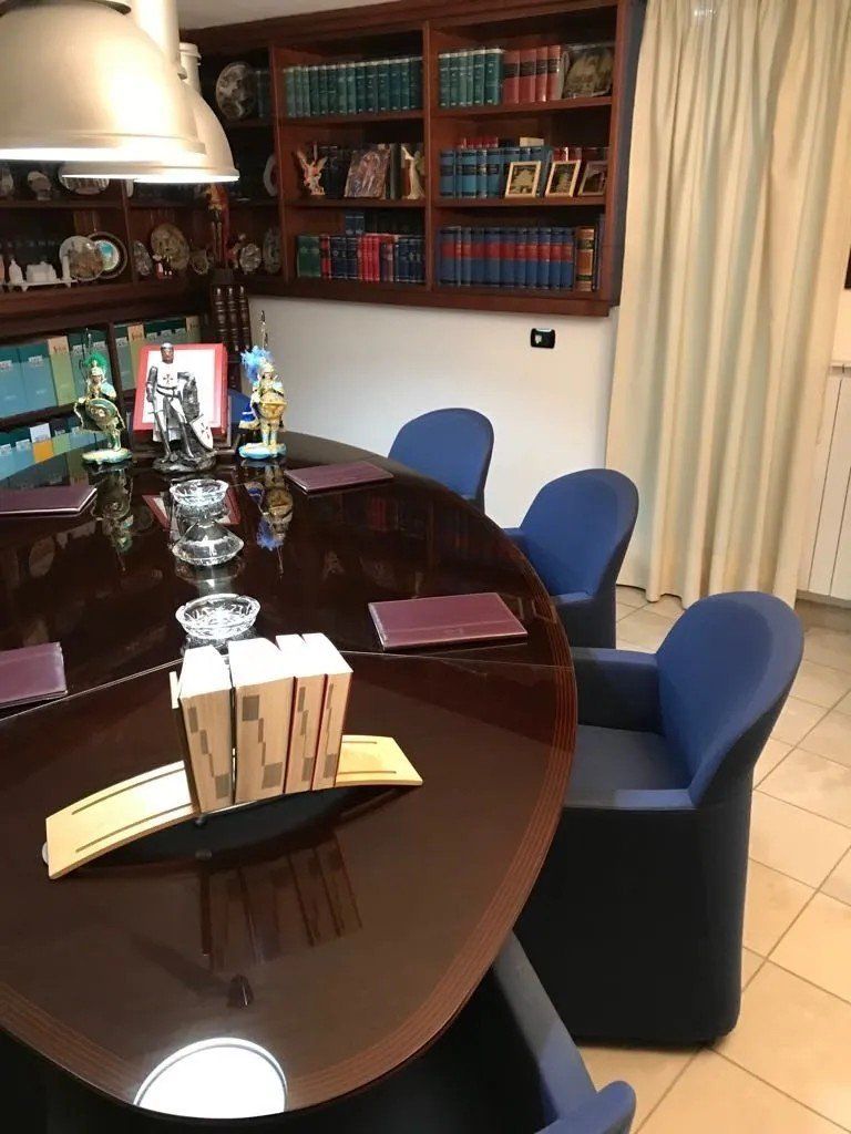 Tavolo studio legale Valguarnera