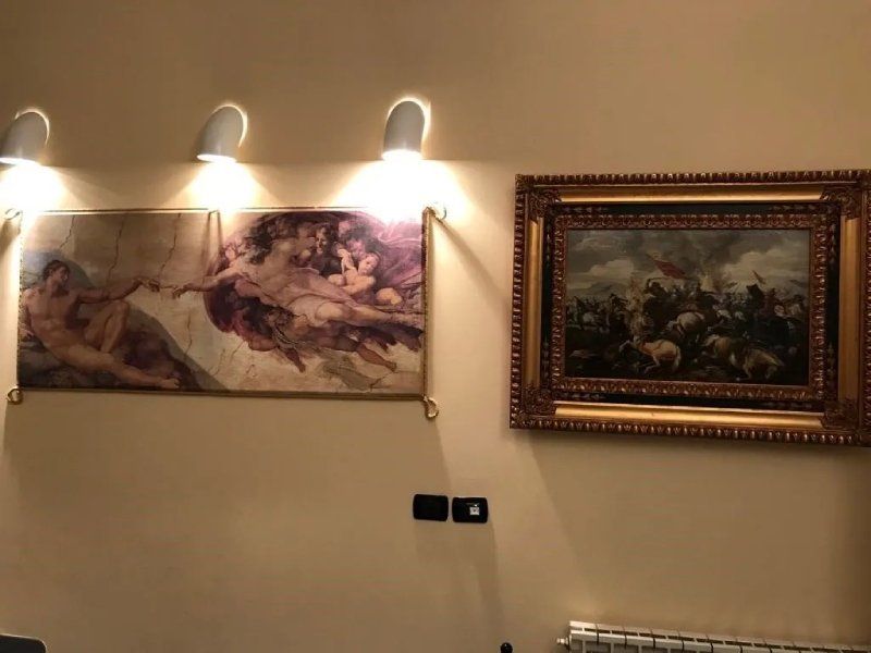 Quadri appesi studio legale Valguarnera
