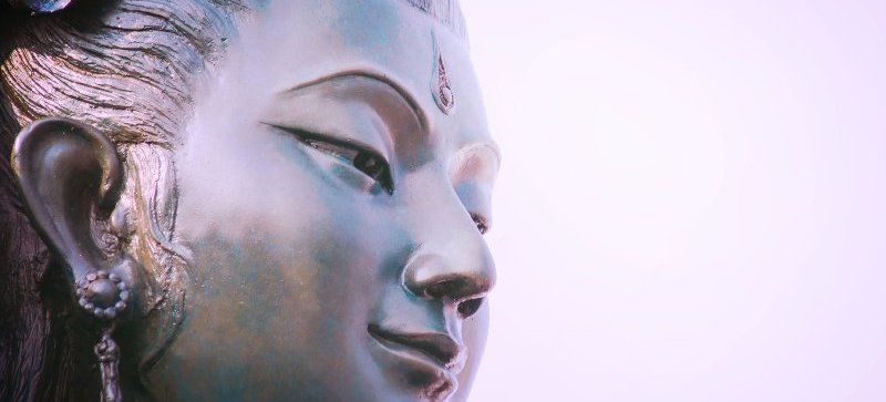 Bild zeig das Gesicht einer Statue der Quan Yin