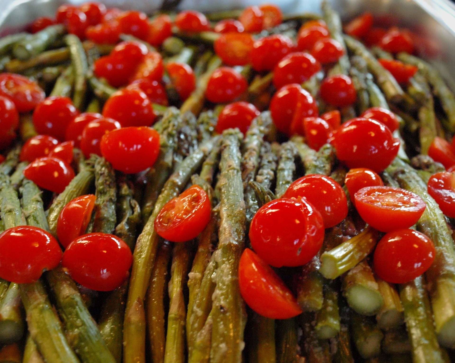 cooked asparagus with cherry tomatoes on top