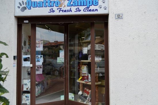 ingresso e vetrina negozio Quattro Zampe