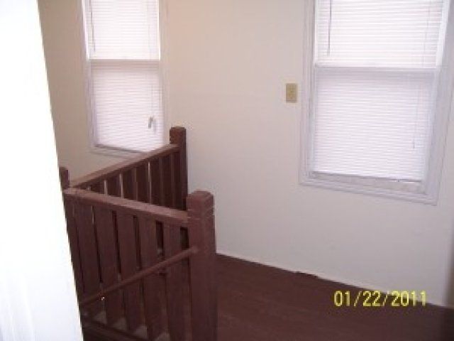 Upstairs landing with windows in 3418 Jackson St | DiBar Enterprises