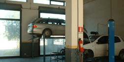 interno di autofficina