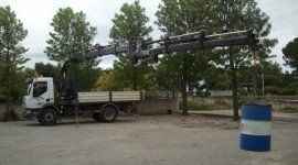 camion con braccio pneumatico